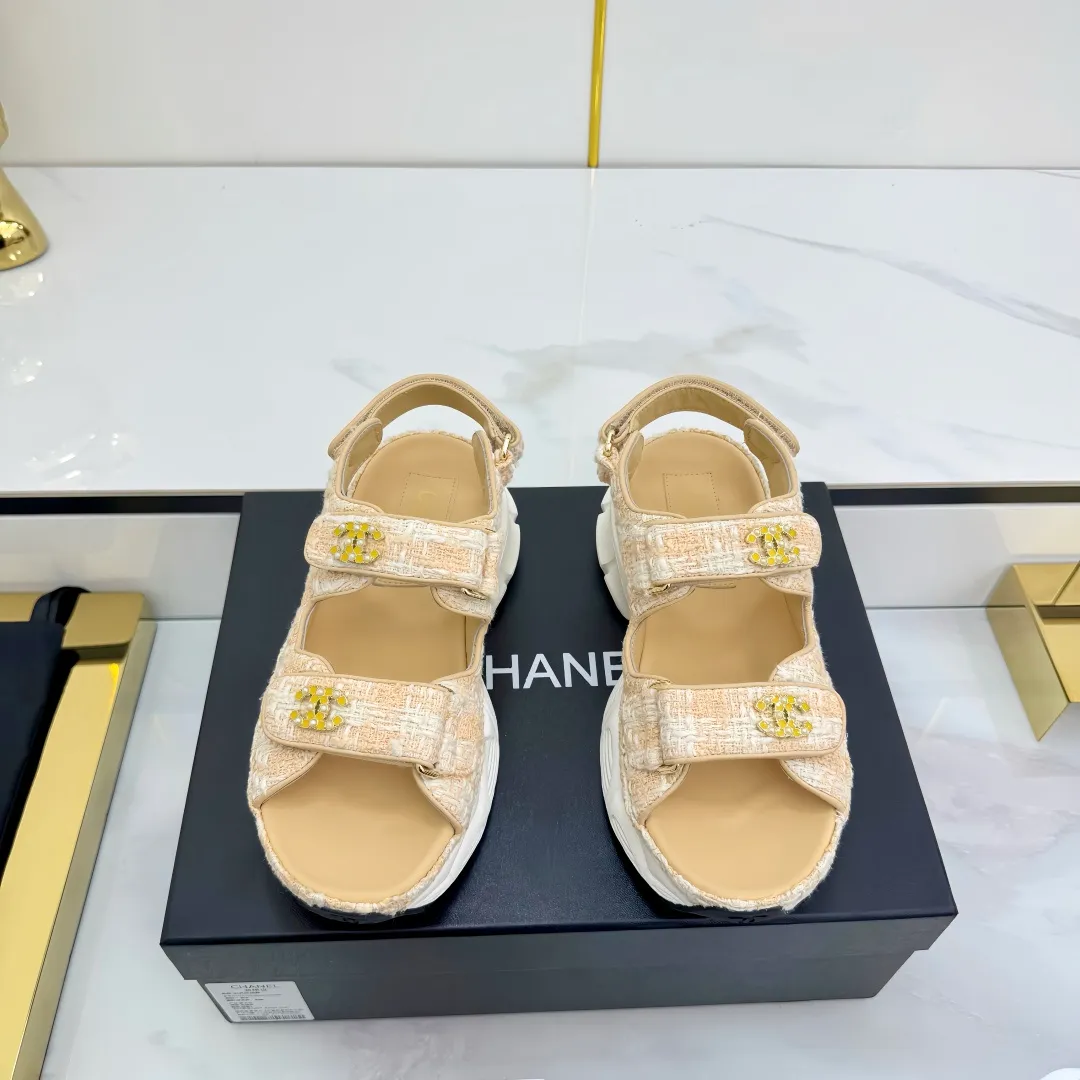 👟👟Ex-factory price 640👟👟 Top version... Chanel｜Chanel Xiaoxiang Velcro Beach Slippers Slippers Casual Beach Shoes 25ss Spring and Summer New Style! Beach shoes are a hit all over the internet! The latest model from the counter, I am still willing to buy it on my feet. It must be ranked among the most popular models. It is invincible in all seasons. Various bloggers and Internet celebrities can see the matching styles. Highly recommended. Pearlescent sheepskin upper, sheepskin lining, suede for feet. Original open-molded TPU outsole size: 35-40 (customized for 40 and 41). Full set of original packaging 👉 👉 👉